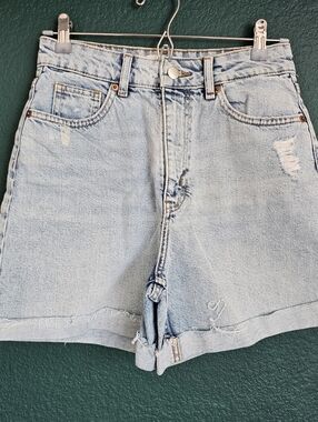 H&M Light Wash Distressed Denim Shorts | Size 4 | High-Waisted